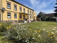 blick &uuml;ber beet zum haus mehr blumen